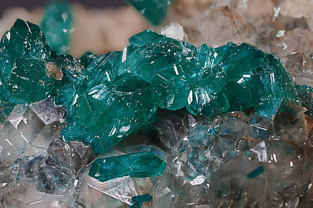 Dioptase with Quartz and Cerussite. Detail / Photo: Joaquim Calln