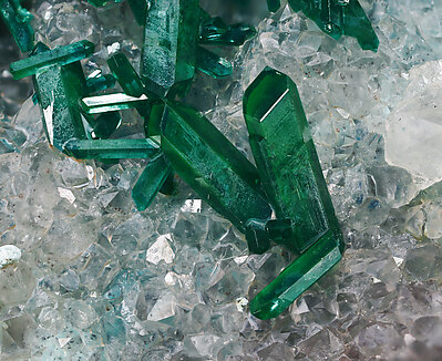 Dioptase with Plancheite and Quartz. Detail / Photo: Joaquim Calln