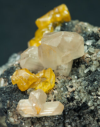 Galena con Cerusita, Wulfenita y Dolomita. 