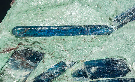 Kyanite with Muscovite (variety fuchsite). Detail