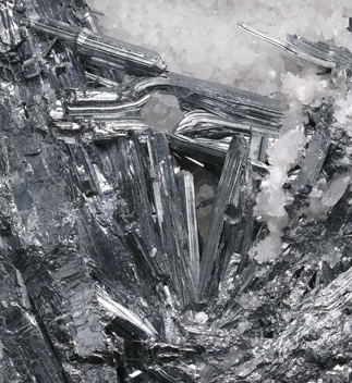 Stibnite with Quartz. Detail / Photo: Joaquim Calln