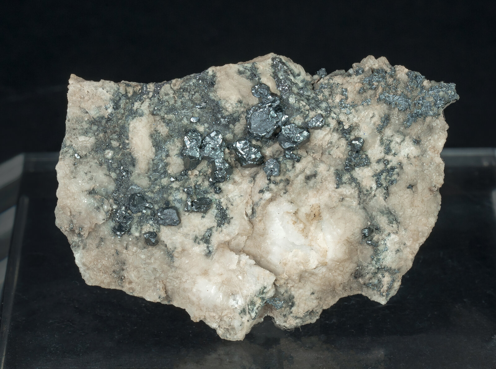 specimens/s_imagesAP4/Acanthite-THE37AP4f.jpg