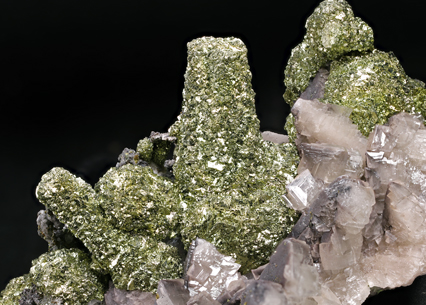 Chalcopyrite with Calcite. Detail / Photo: Joaquim Calln