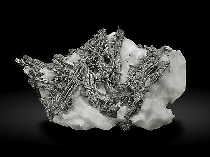 Allargentum on Calcite. Front / Photo: Joaquim Calln