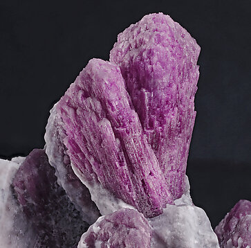 Elbaite-Schorl Series (variety rubellite) with Microcline. Foto: Joaquim Calln