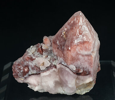 Quartz (variety rose quartz).