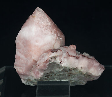 Quartz (variety rose quartz). Rear