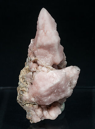 Cuarzo (variedad cuarzo rosa). Vista frontal