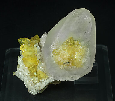 Baryte with Calcite, Dolomite and Fluorite.