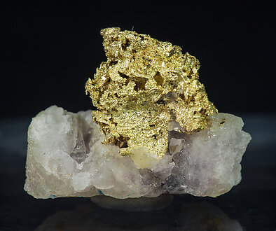 Oro (variedad electrum) con Cuarzo. Vista posterior