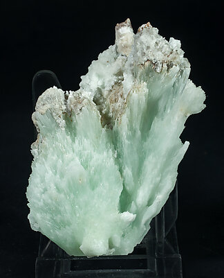 Aragonite (variety Cu-bearing aragonite). Front