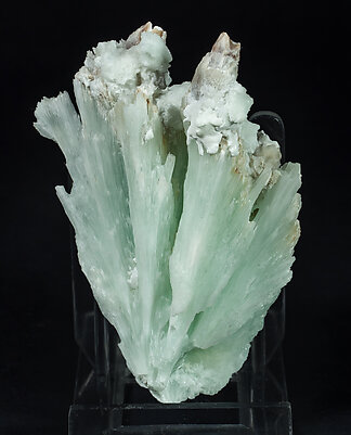 Aragonite (variety Cu-bearing aragonite). Rear
