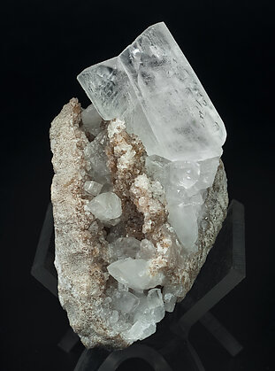 Calcite (twinned). Front