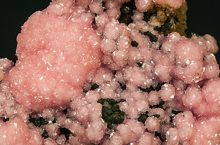 Rhodochrosite with Ilvaite. 