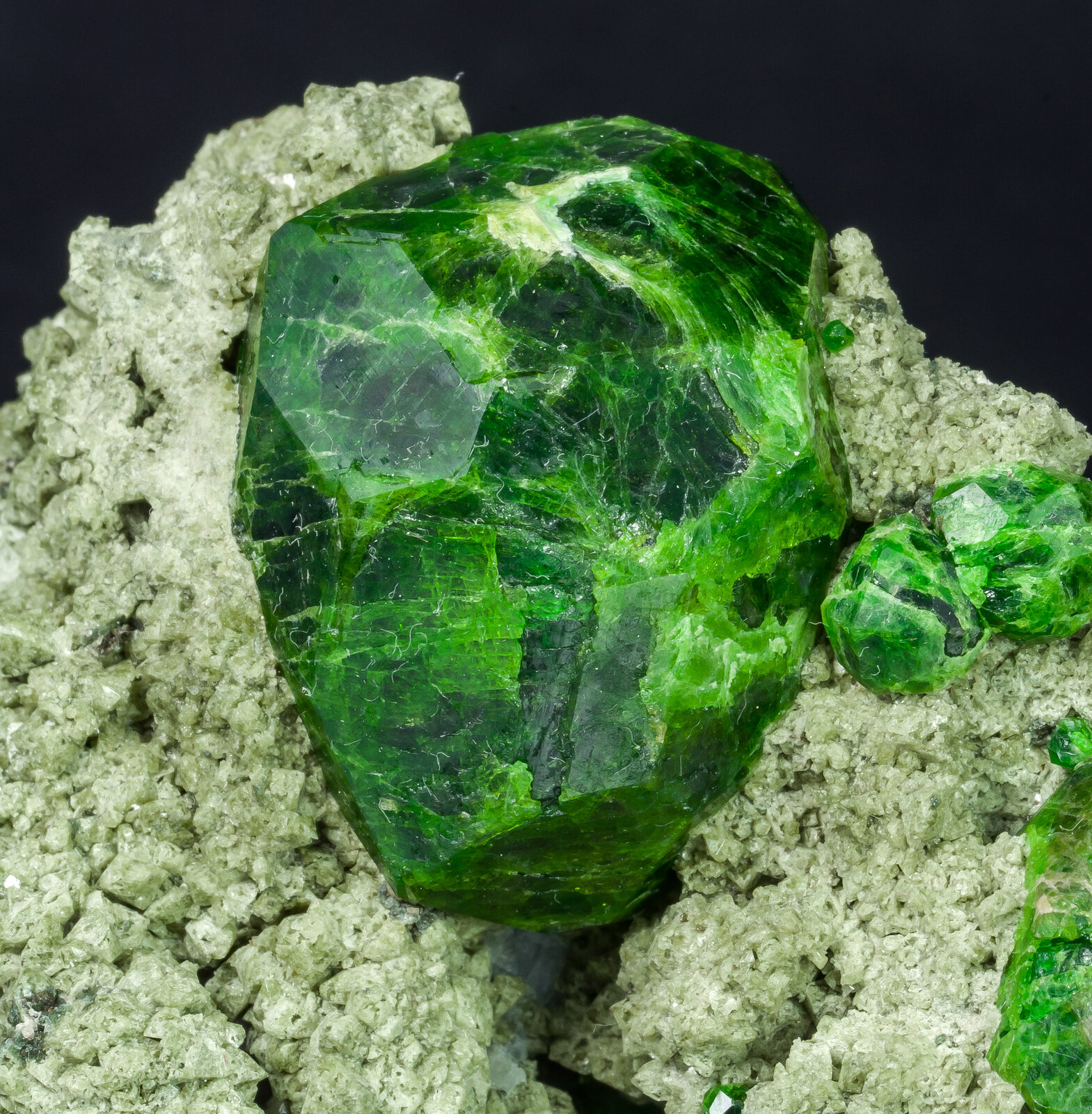 specimens/s_imagesAP9/Andradite_demantoid-TXB66AP9d.jpg