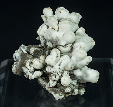 Aragonite. Front