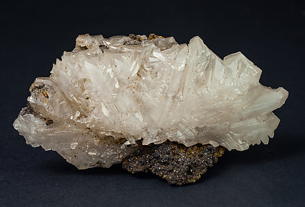 Cerussite (twinned). Front