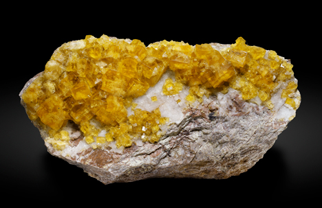 Fluorite with Quartz. Front / Photo: Joaquim Calln