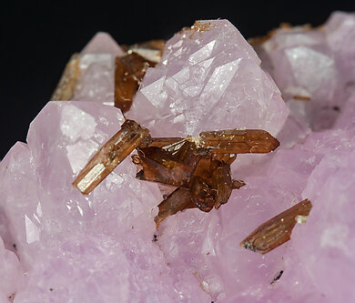 Quartz (variety rose quartz) with Eosphorite. 
