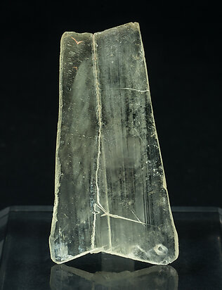 Calcite (twinned). Front