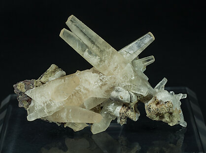 Calcite (twinned). Front