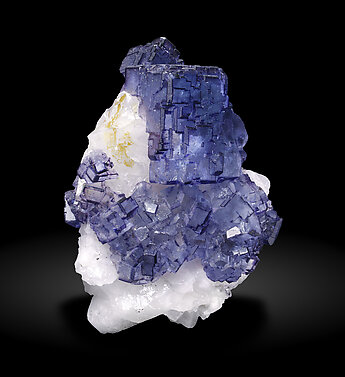 Fluorite with Calcite. Side / Photo: Joaquim Calln