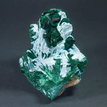 Kolwezite and Malachite after Co-rich Dolomite on Malachite and Chrysocolla after Baryte. Side
