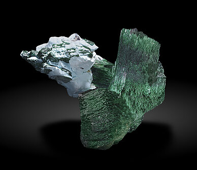 Kolwezite and Malachite after Co-rich Dolomite on Malachite and Chrysocolla after Baryte. Side / Photo: Joaquim Calln