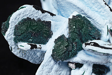 Kolwezite and Malachite after Co-rich Dolomite on Malachite and Chrysocolla after Baryte. Detail / Photo: Joaquim Callén