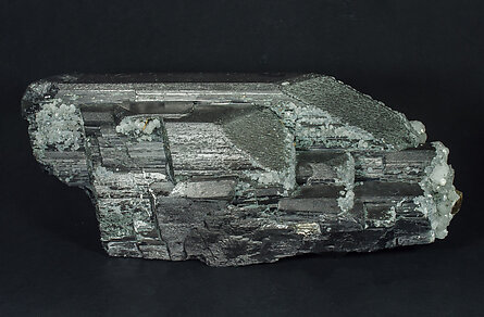 Ferberite with Calcite-Dolomite. Side