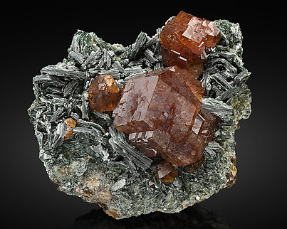 Grossular with Chlorite. Front / Photo: Mark Mauthner