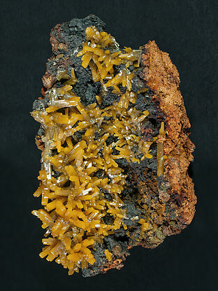 Wulfenite with limonite. Side