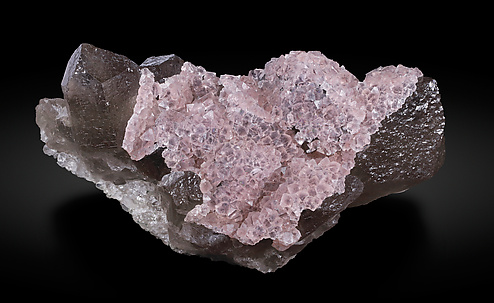 Fluorite (octahedral) with Quartz (variety smoky). Front / Photo: Joaquim Calln