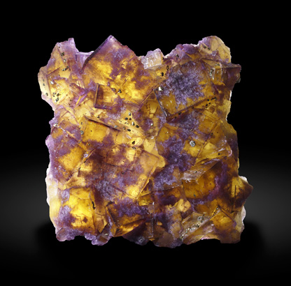 Fluorite with Chalcopyrite. Front with light behind / Photo: Joaquim Calln