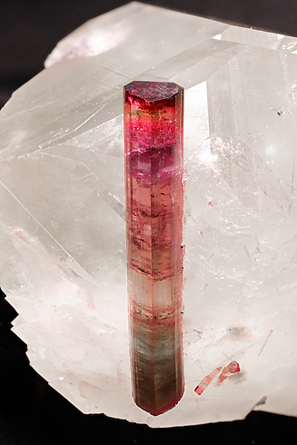 Elbaite (variety rubellite) with Quartz and Albite. Detail / Photo: Joaquim Calln