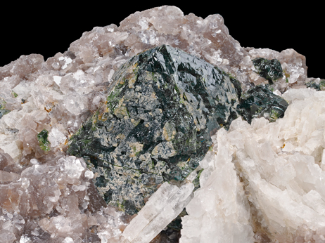 Fluornatromicrolita con 'lepidolita' y Albita. Detalle / Foto: Joaquim Calln