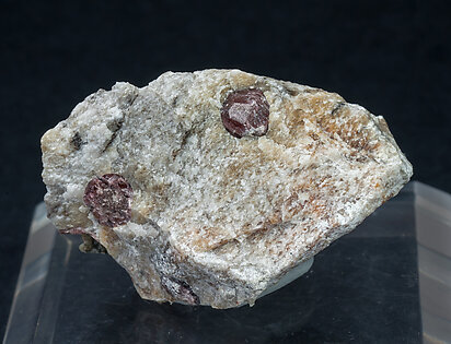 Almandine, Quartz. 