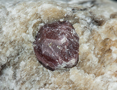 Almandine, Quartz. 