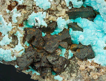 Aurichalcite, Chalcopyrite. Detail