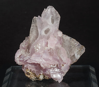 Eosphorite, Roscherite, Quartz (variety rose quartz). Rear