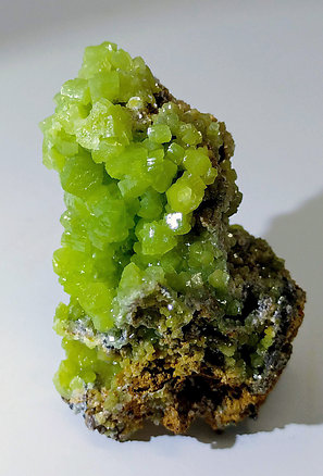 Pyromorphite. Forced front light