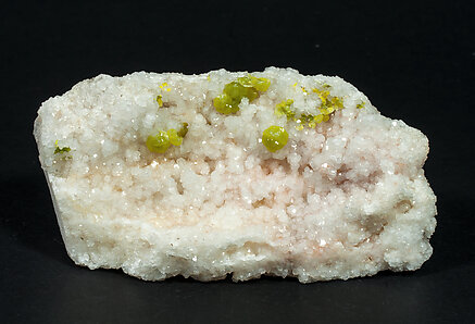 Pyromorphite, Quartz. Front