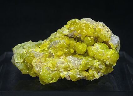 Pyromorphite (variety As-bearing pyromorphite), Quartz.