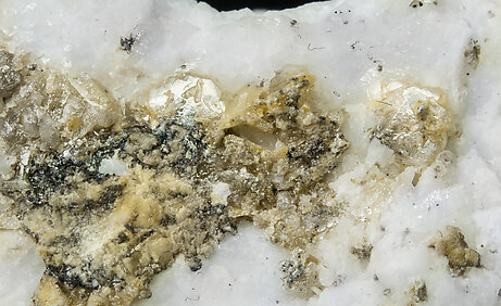 Wulfenite (variety chillagite), Cerussite, Baryte. Detail