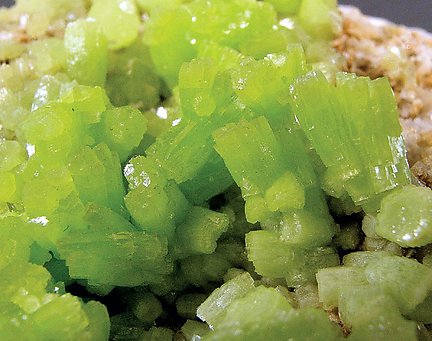 Pyromorphite on Baryte. 