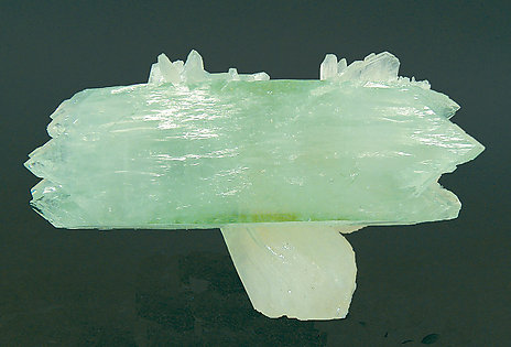 Doubly terminated Fluorapophyllite-(K). 