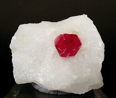 Spinel with Calcite. 