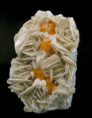 Scheelite on Muscovite.