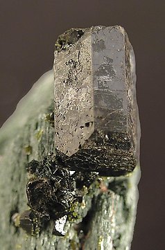 Allanite-(La) zoned with Epidote and with Hedenbergite. 