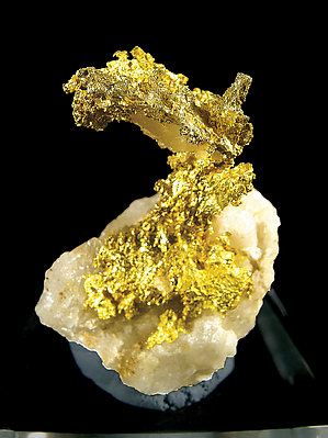 Oro nativo con cuarzo. Vista frontal